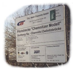 Schild mit der Projektbeschreibung am Bahnhof Pfaffenhain